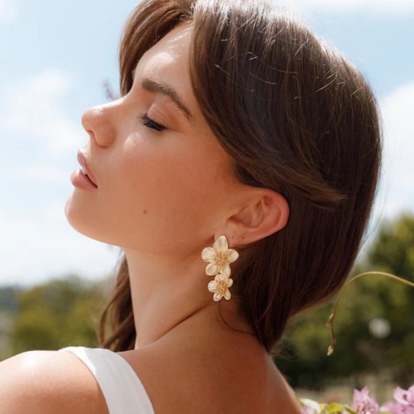 NWT Petal + Pup ‘Alexa Flower Earrings’ in Gold - Picture 2 of 10